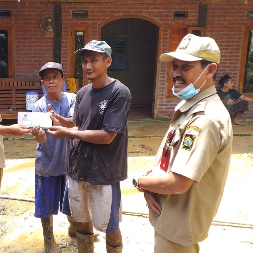 Kunjungan Lurah Hargorejo Untuk Korban Bencana Tanah Longsor